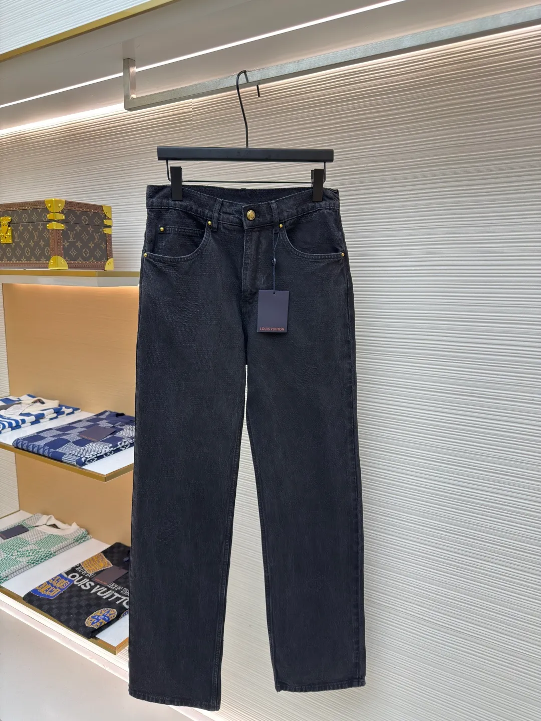 LOUIS VUITTON checkerboard denim trousers ●Authentic product: Purchased and developed by 12589 ●Item number: 1680033-B45 ●Material: denim fabric ●Technology: jacquard production ●Version: fitted version ●Weight: about 820 grams ●Size: 30-32-34-36 ●Description: Denim made with yarn-dyed jacquard technology, that is, twill weave, indigo-dyed denim. Sand washing is a post-processing process for jeans, which gives the clothes a certain fading effect and a sense of staleness after washing. Sand-washed jeans have a unique texture and feel, and the surface shows a uniform plush effect, giving people a retro and nostalgic feeling. They can be matched with tops of the same season to create a fashionable look, and can be used in various occasions. Customized accessories, complete with three standards, the same style for men and women!